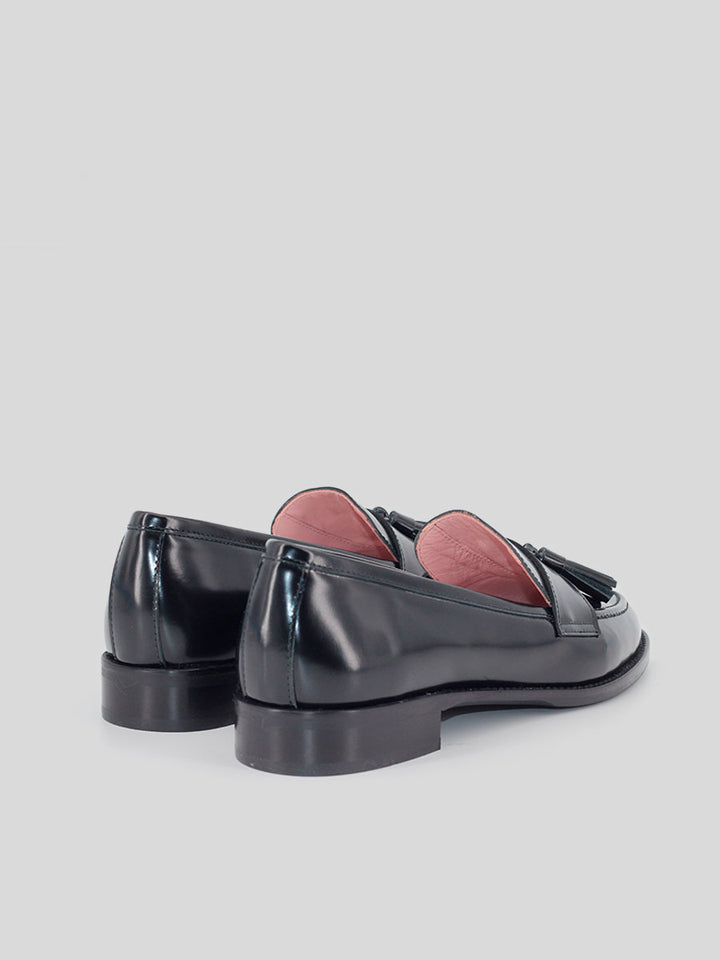 Mocasines de piel negra Castellano para mujer - modelo Toscana borlas